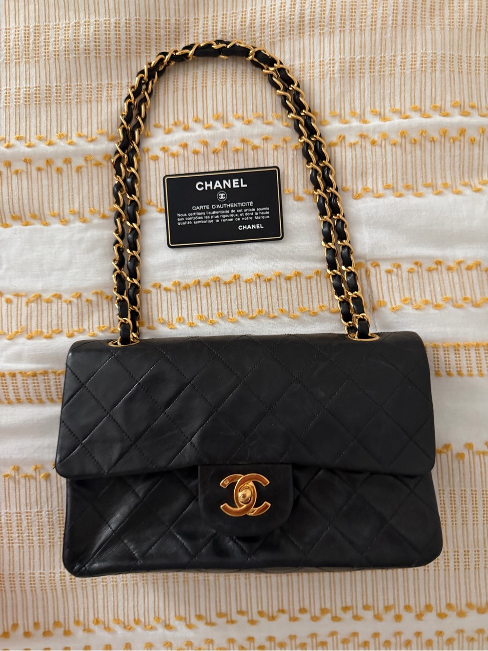 CHANEL Black Quilted Shoulder Bag with Gold Chain - Picture 4 of 6